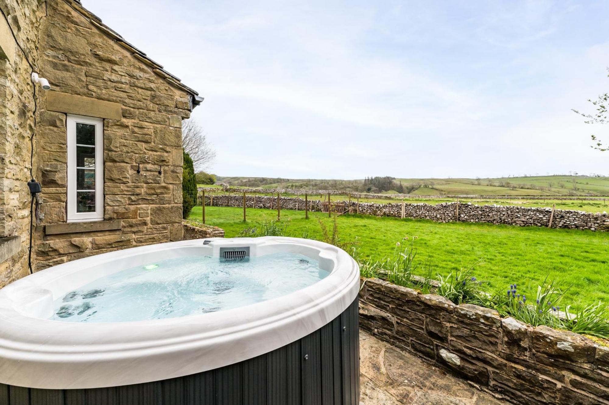 Central Malham Wellbeing Escape With Hot Tub Sleeps 8 Экстерьер фото