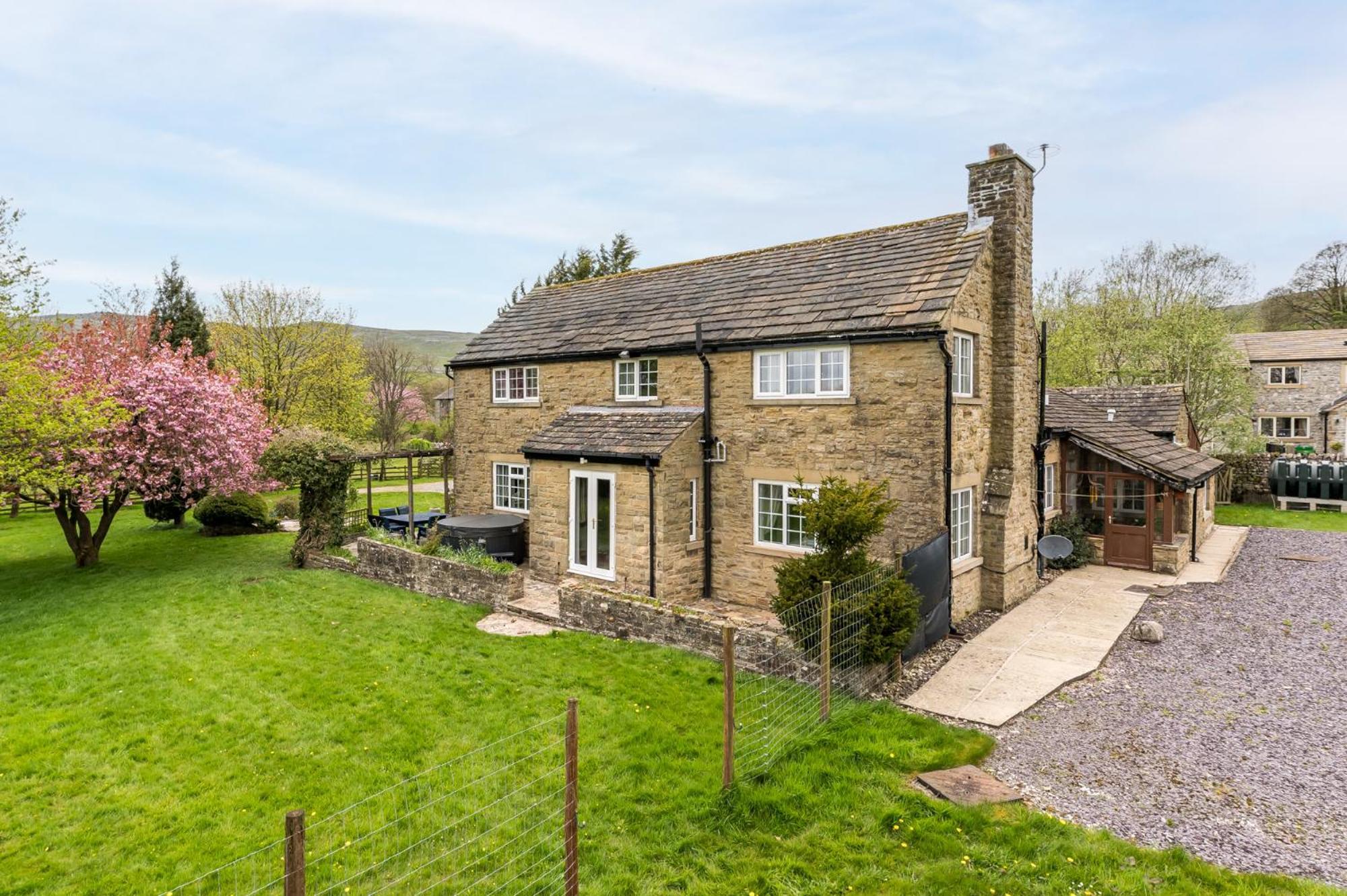 Central Malham Wellbeing Escape With Hot Tub Sleeps 8 Экстерьер фото