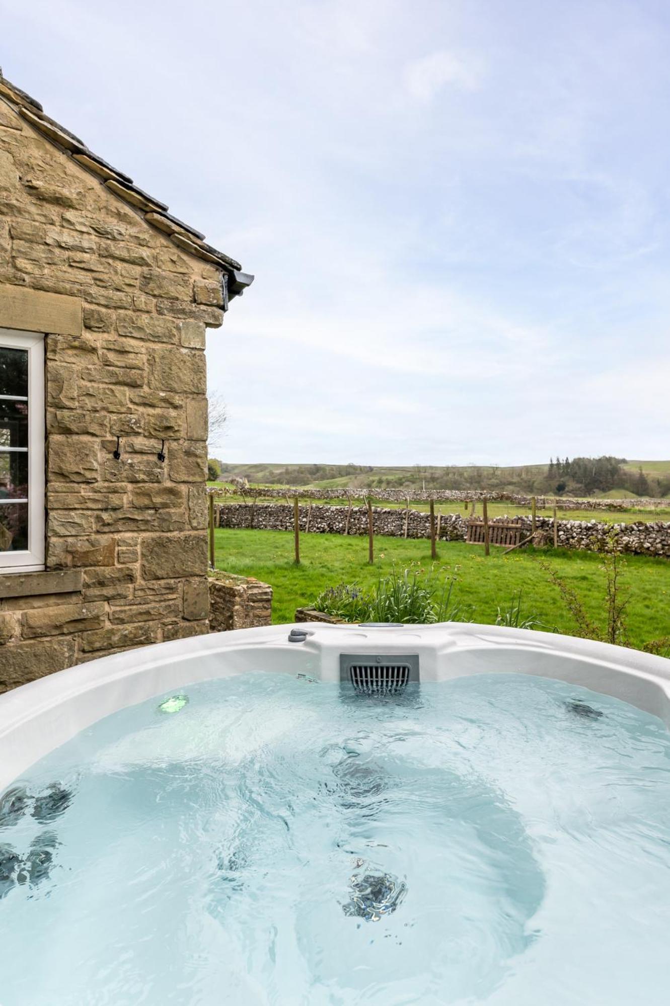 Central Malham Wellbeing Escape With Hot Tub Sleeps 8 Экстерьер фото