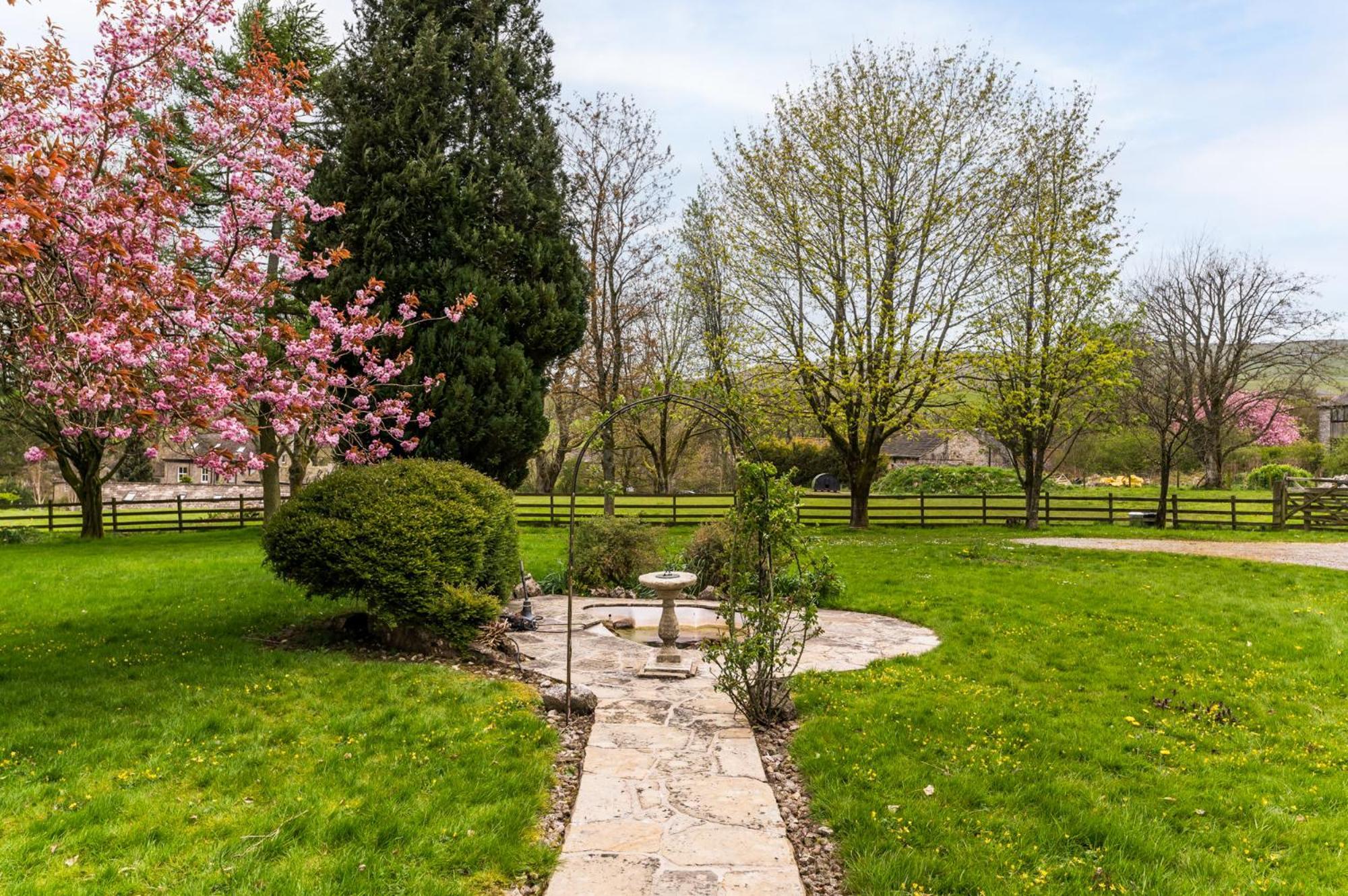 Central Malham Wellbeing Escape With Hot Tub Sleeps 8 Экстерьер фото