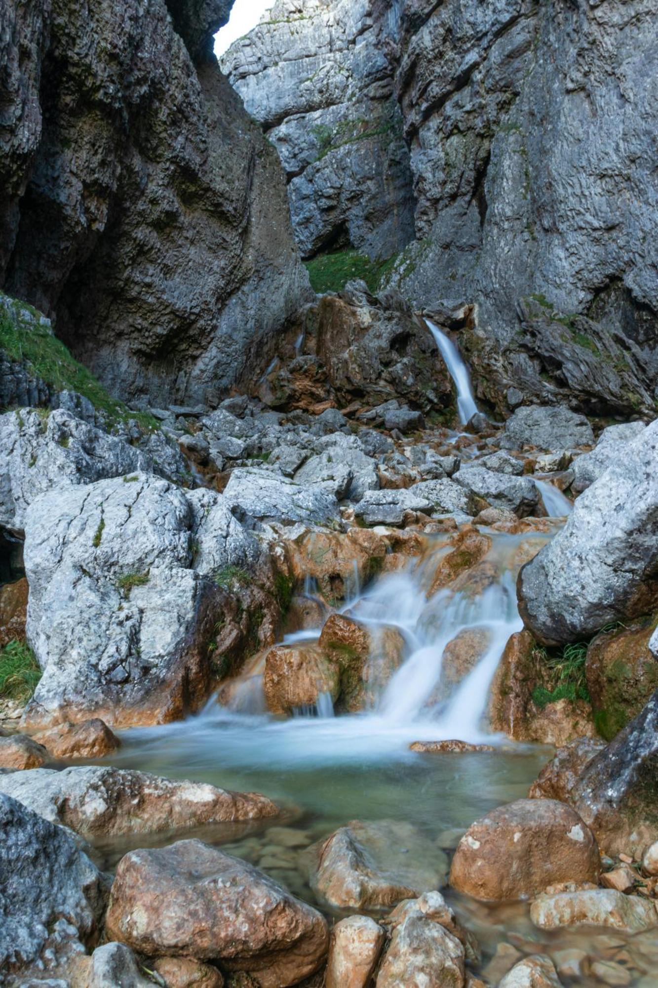 Central Malham Wellbeing Escape With Hot Tub Sleeps 8 Экстерьер фото
